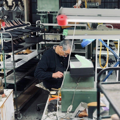 機械生産じゃない。日本の職人が一足ずつ「育てて」いく、NINOSのサンダル